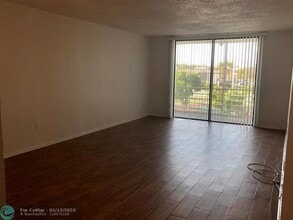 1800 N Lauderdale Ave in North Lauderdale, FL - Foto de edificio - Building Photo
