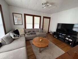 670 S Governor St, Unit House 6 bedrooms in Iowa City, IA - Building Photo