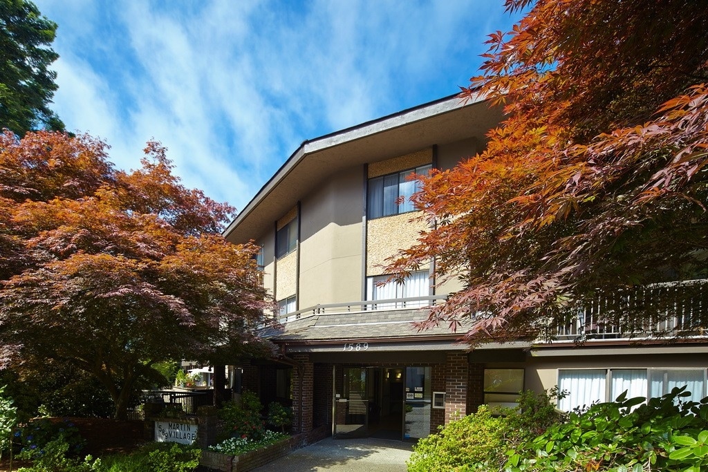 Martin Village in White Rock, BC - Building Photo