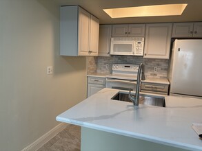 2875 Palm Beach Blvd, Unit 302C in Ft. Myers, FL - Building Photo - Building Photo