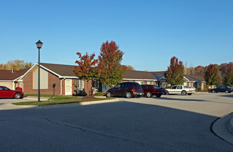 Emerald Pointe (55+ Senior Community) in Fort Wayne, IN - Foto de edificio - Building Photo