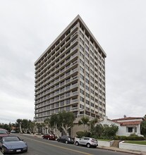 Century Plaza Towers in San Diego, CA - Foto de edificio - Building Photo