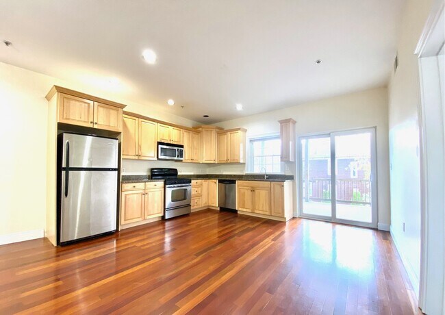 661 Bennington St, Unit 2
