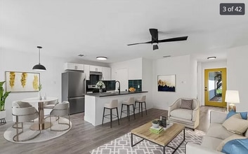 2406 Burleson Ct in Austin, TX - Foto de edificio - Building Photo