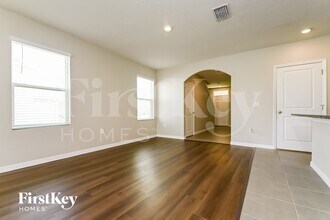 11010 Leland Groves Dr in Riverview, FL - Foto de edificio - Building Photo