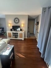 1006 Westbrooke Way in Hopkins, MN - Foto de edificio - Building Photo