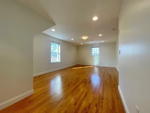 12 Naviens Ln in Waltham, MA - Foto de edificio - Building Photo