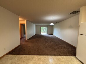 351 Williamsburg Pl in New Richmond, WI - Building Photo - Building Photo