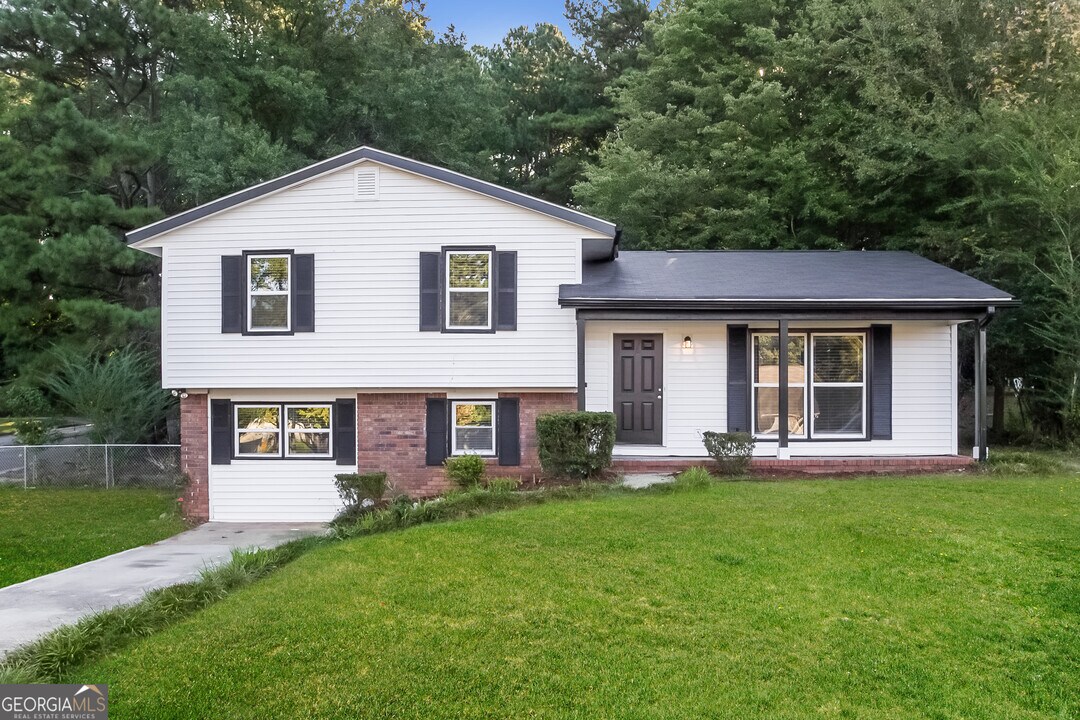 133 Burre Ln SW in Atlanta, GA - Building Photo