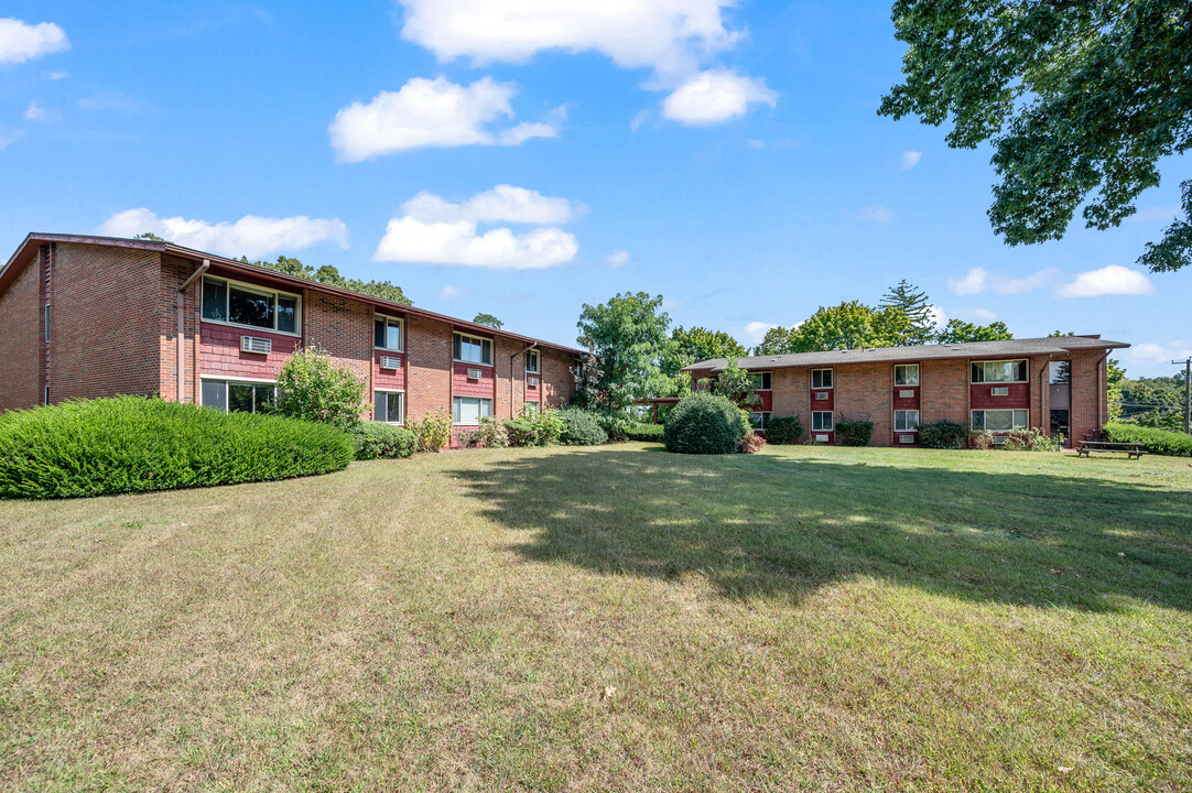 Pembrooke Court Apartments in Manchester, CT - Building Photo