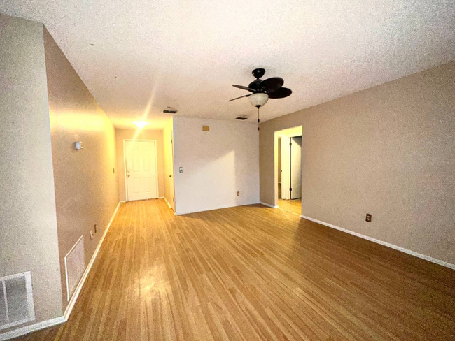 8130 Rolling Log Dr in Orlando, FL - Foto de edificio - Building Photo