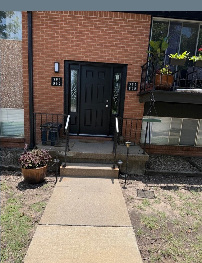 property at 907 W River Blvd