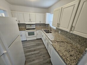 2121 NW 28th St in Oakland Park, FL - Building Photo - Building Photo