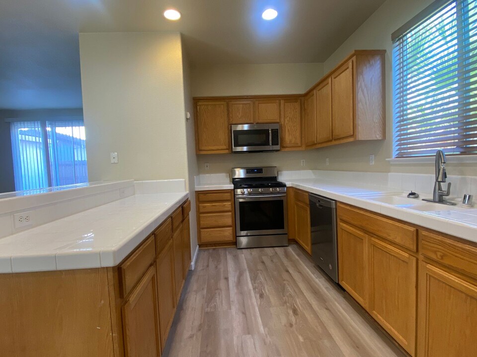 549 Aviator Cir in Sacramento, CA - Foto de edificio