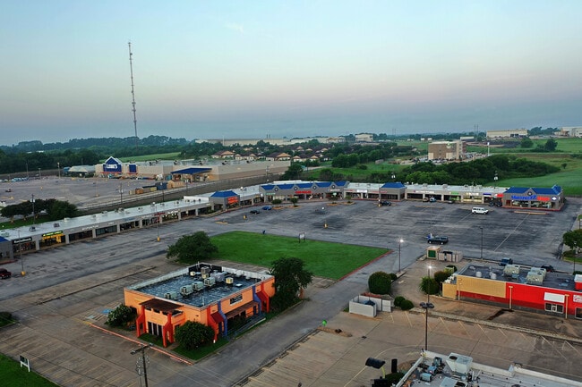 2662 Hwy 290 W in Brenham, TX - Building Photo - Building Photo