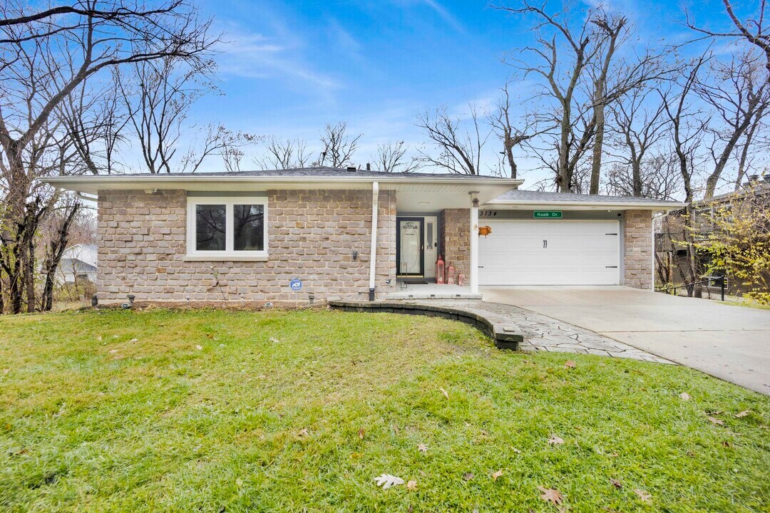 3134 Scenicwood Ln in Woodridge, IL - Building Photo