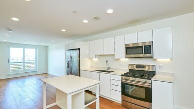 250 Meridian St in Boston, MA - Building Photo - Building Photo