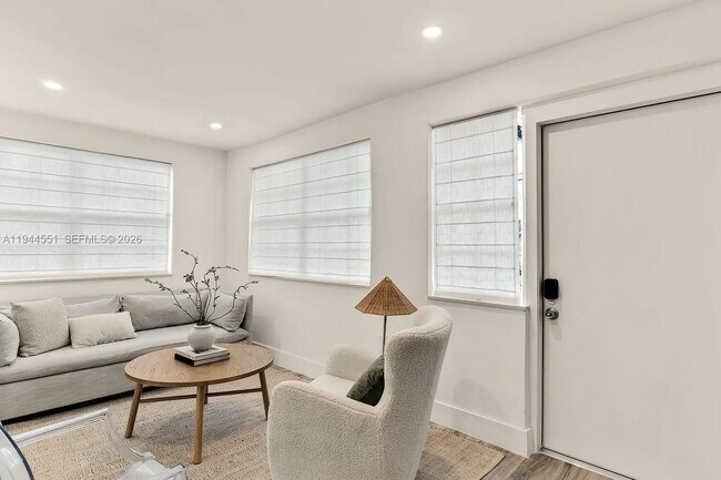 1237 NW 33rd Ave in Miami, FL - Foto de edificio - Building Photo