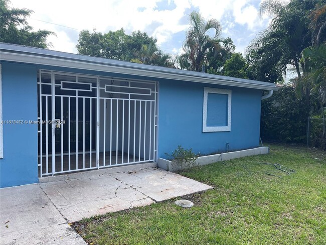 18360 NE 22nd Ave in North Miami Beach, FL - Building Photo - Building Photo