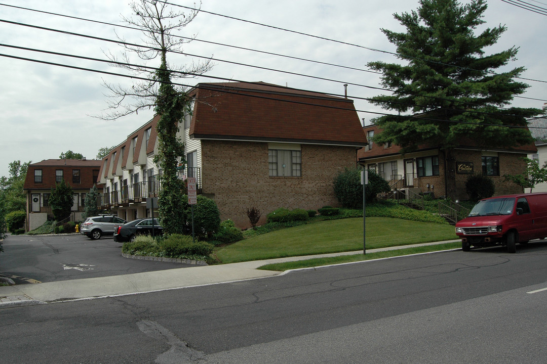 350 E Westfield Ave in Roselle Park, NJ - Foto de edificio