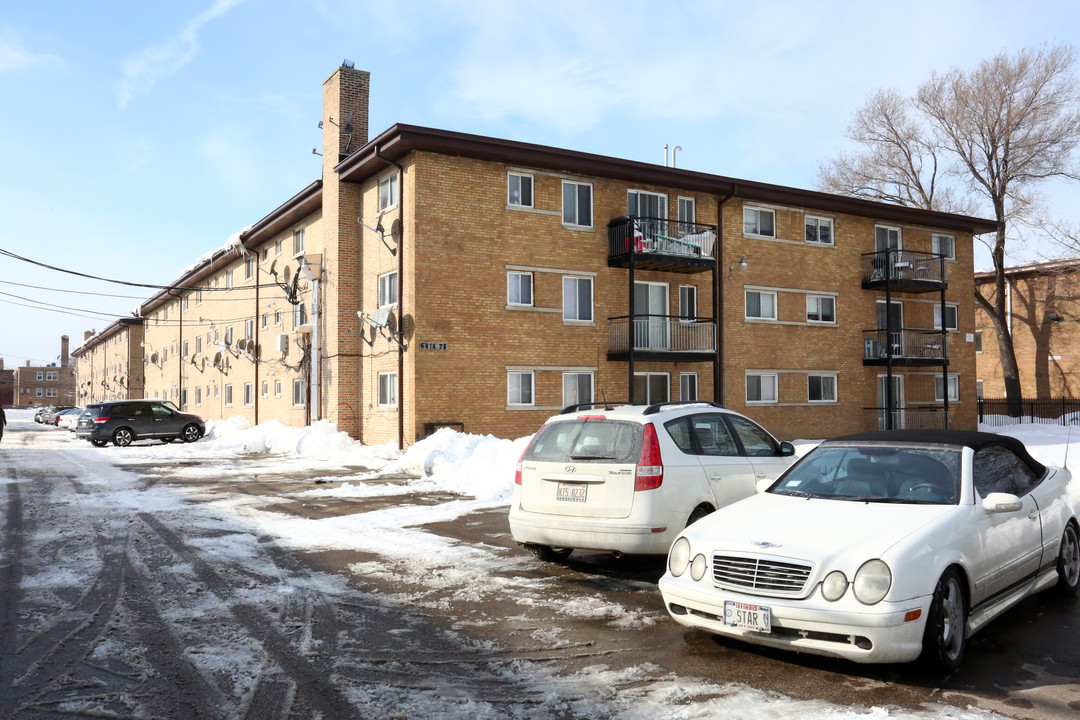 Ridge Apartments in Chicago, IL - Building Photo