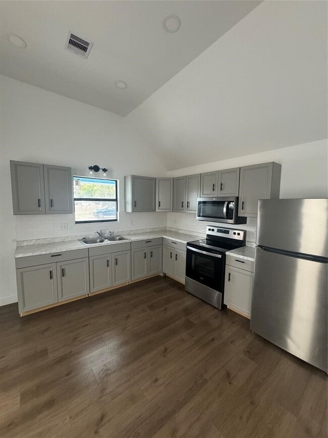 1549 Co Rd 237 in Ganado, TX - Foto de edificio - Building Photo