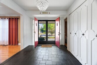 4015 Pinehurst Dr in West Bloomfield, MI - Foto de edificio - Building Photo