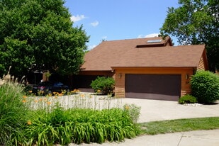 3 Lyndhurst Village Ct, Unit G in Savoy, IL - Building Photo