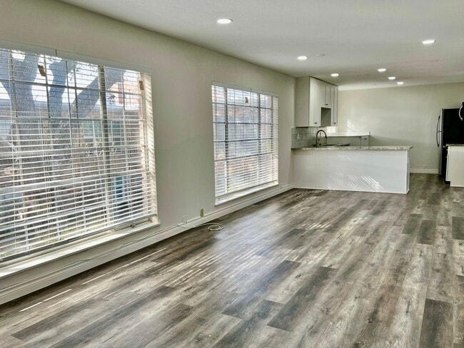 2101 Fountain View Dr, Unit B