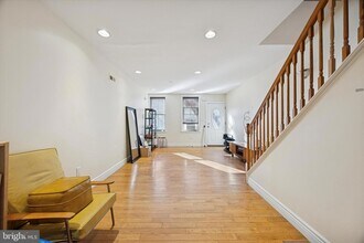 341 Dickinson St in Philadelphia, PA - Foto de edificio - Building Photo