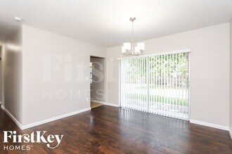 16025 SW 99th Ave in Miami, FL - Foto de edificio - Building Photo