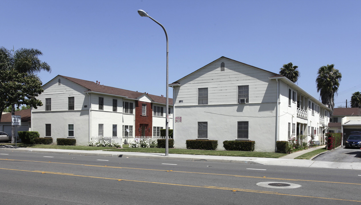 Flower Apartments in Santa Ana, CA - Building Photo