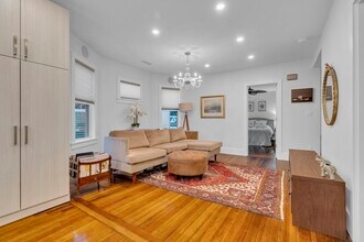 351 Centre St in Boston, MA - Building Photo - Building Photo