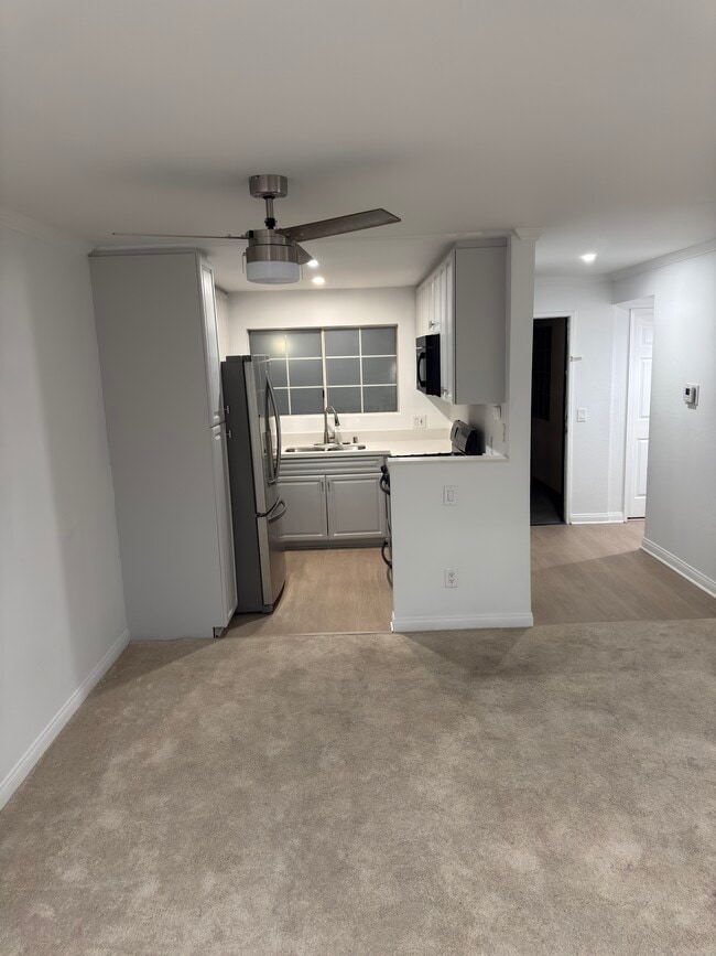 5515 Canoga Ave, Unit 221 in Los Angeles, CA - Building Photo - Building Photo