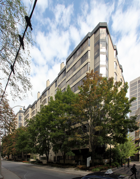 One Park Lane in Toronto, ON - Building Photo