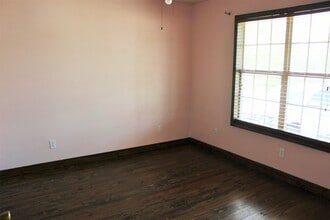 1004 E Main St in Brenham, TX - Building Photo - Building Photo