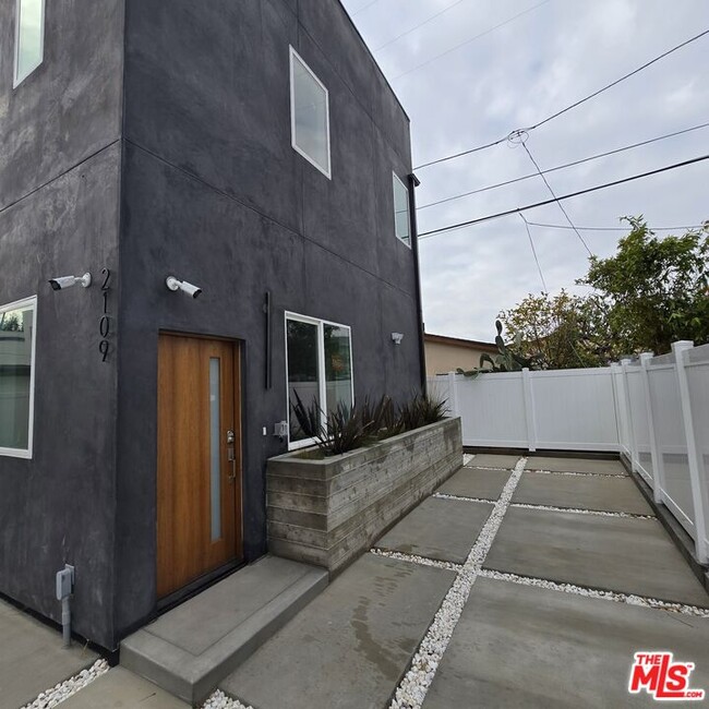 2109 S West View St in Los Angeles, CA - Building Photo - Building Photo