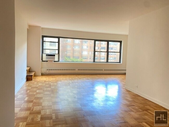 RENOVATED ALCOVE STUDIO IN DOORMAN BUILDING!