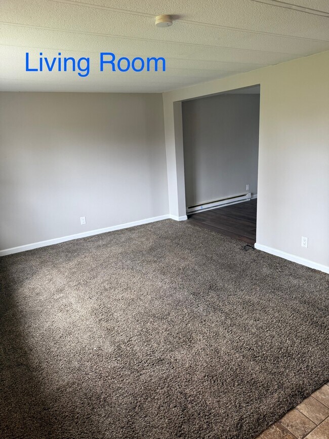 14 E Valcourt Rd, Unit Apt 4 in Grove City, PA - Building Photo - Building Photo