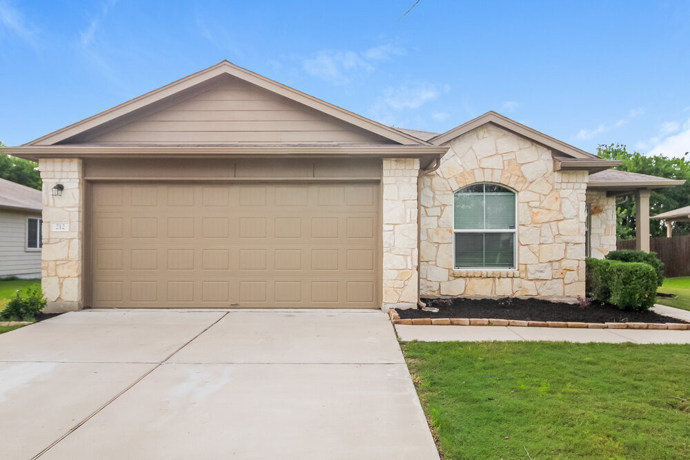 212 Adriana Ln in Hutto, TX - Building Photo