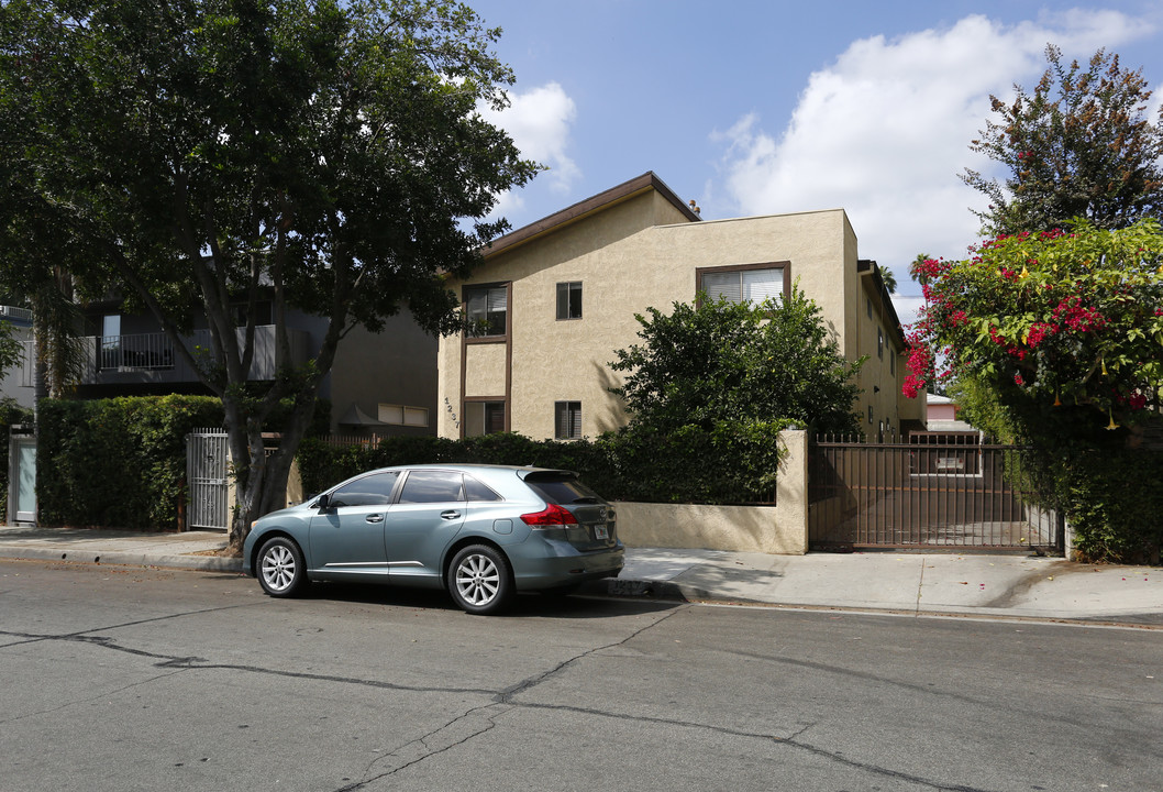 1237 N Ogden Dr in Los Angeles, CA - Building Photo