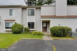 128 Briar Ct in Evesham, NJ - Building Photo