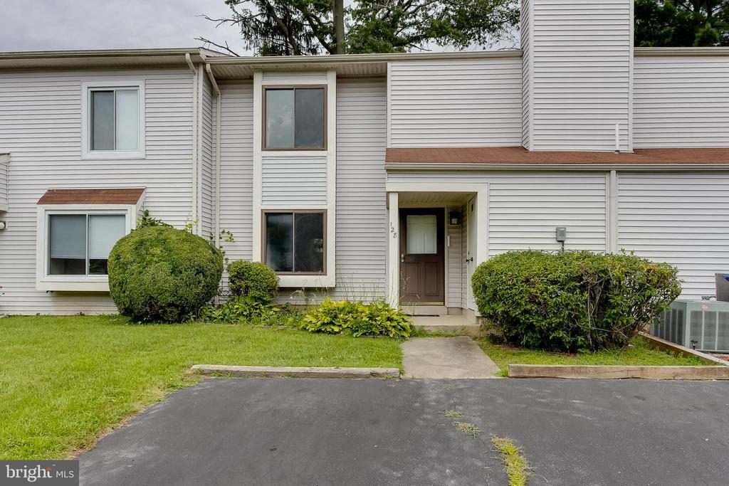 128 Briar Ct in Evesham, NJ - Building Photo