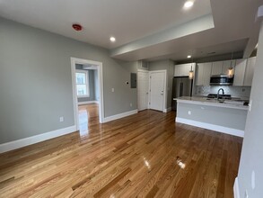 77 Pearl St, Unit 71-2 in Somerville, MA - Foto de edificio - Building Photo