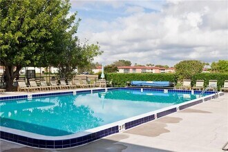 53 Woodland Dr, Unit 105 in Vero Beach, FL - Foto de edificio - Building Photo