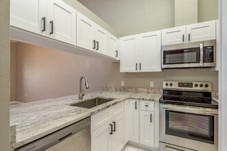 406 S Bayview Blvd in Oldsmar, FL - Foto de edificio - Building Photo