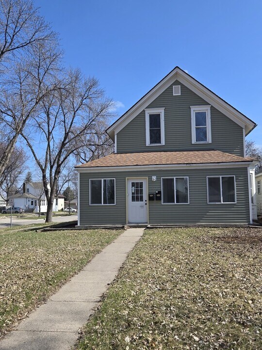 732 N 5th St in Grand Forks, ND - Building Photo