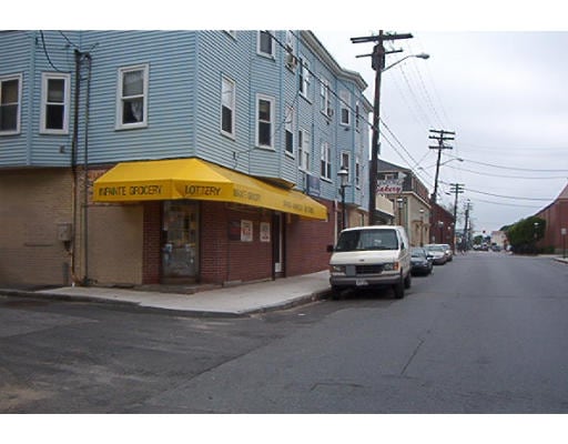 198 Broadway St in Lowell, MA - Building Photo