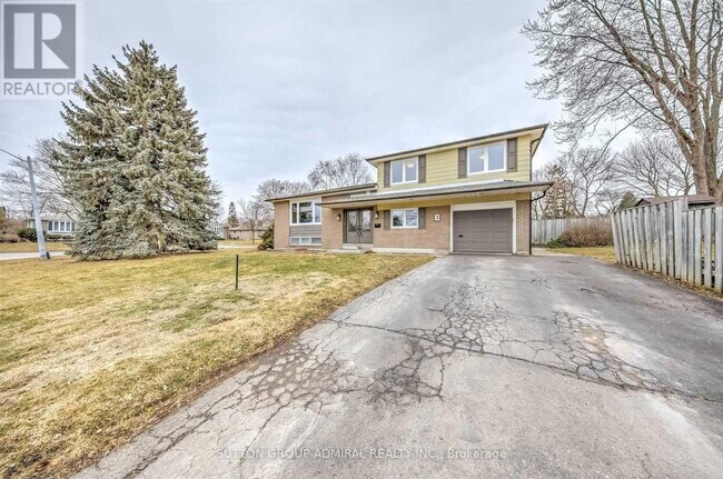 3 Hill Dr in Aurora, ON - Building Photo - Building Photo