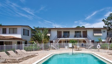 Victoria Place Courtyard Apartments in Fort Lauderdale, FL - Building Photo - Building Photo